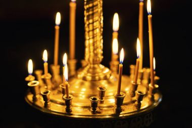 Mum ışığında Hıristiyan Kilisesi, düğün töreni, glans, sunak, haç