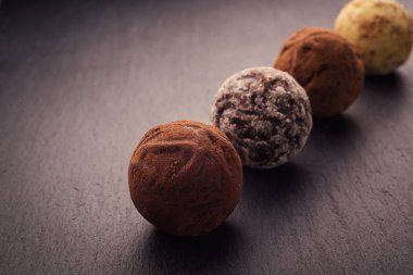 Çikolata, kakao tozu ile trüf çikolata şekerleme. Ev yapımı taze enerji topları çikolata ile. Gurme muhtelif tarafından yapılan yer mantarı chocolatier. Çikolata ve kahve çekirdekleri, kopya alanı parçaları