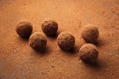 Çikolata, kakao tozu ile trüf çikolata şekerleme. Ev yapımı taze enerji topları çikolata ile. Gurme muhtelif tarafından yapılan yer mantarı chocolatier. Çikolata ve kahve çekirdekleri, kopya alanı parçaları