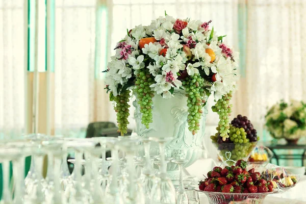 Decorazioni della tavola dei fiori per la festa di nozze, Bellissimi fiori sulla tavola nel giorno del matrimonio, Splendidi mazzi di fiori si trovano sui tavoli da pranzo, Primo piano dei fiori . — Foto Stock