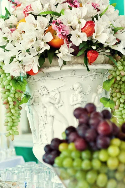 Flower table decorations for wedding party,Beautiful flowers on table in wedding day,Gorgeous bouquets stand on the dinner tables,Flowers closeup. — Stock Photo, Image