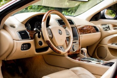 Vinnitsa, Ukrayna - Ekim 06, 2013.Jaguar Xk konsept otomobil. Kırmızı supercar, Sportcar, lüks araba. Arabada direksiyon simidi yakın kadar araba, logo Jaguar İç