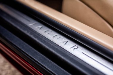 Vinnitsa, Ukrayna - Ekim 06, 2013.Jaguar Xk konsept otomobil. Kırmızı supercar, Sportcar, lüks car.interior logo Jaguar araba