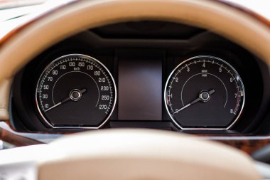 Vinnitsa, Ukrayna - Ekim 06, 2013.Jaguar Xk konsept otomobil. Kırmızı supercar, Sportcar, lüks araba. Araba, hız göstergesi, Pano içinde araba, logo Jaguar İç