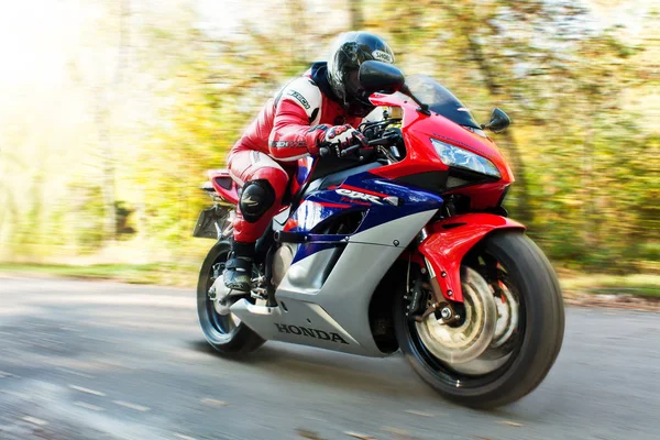 Vinnitsa, Ukraine - 3. Oktober 2012: honda cbr fireblade 1000rr, sport motorrad honda cbr, sexy biker man standing with motorcycle, urban scene, bike on the beach, sportbike, red honda, superbike, closeup of beautiful red honda motorrad, biker — Stockfoto