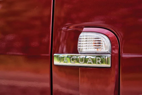Winnicy, Ukraina - 06 października, samochód koncepcyjny Xk 2013.Jaguar. Car.interior luksusowe supercar czerwony, szybki, samochodu, logo Jaguar — Zdjęcie stockowe