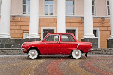Vinnitsa, Ukrayna - 09 Şubat 2013.Old kırmızı vintage Sovyet araba 