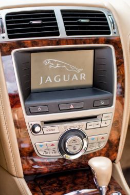 Vinnitsa, Ukrayna - Ekim 06, 2013.Jaguar Xk konsept otomobil. Kırmızı supercar, Sportcar, lüks araba. İletim, Araba, hız göstergesi, Pano, Araba, logo Jaguar İç içinde