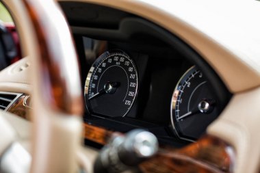 Vinnitsa, Ukrayna - Ekim 06, 2013.Jaguar Xk konsept otomobil. Kırmızı supercar, Sportcar, lüks araba. Araba, hız göstergesi, Pano içinde araba, logo Jaguar İç