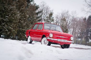 Vinnitsa, Ukrayna - 09 Şubat 2013.Old kırmızı vintage Sovyet araba 