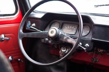 Vinnitsa, Ukrayna - 09 Şubat 2013.Zaz 968a konsept otomobili. Kırmızı eski araba Zaz.Inside araba direksiyon simidi yakın kadar araba, logo Zaz 968. Retro araba iç