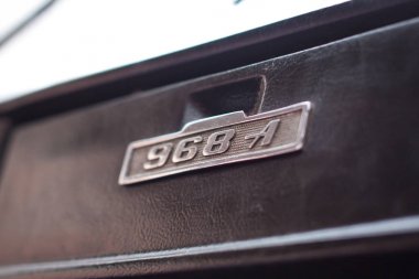 Vinnitsa, Ukrayna - 09 Şubat 2013.Zaz 968a konsept otomobili. Kırmızı eski araba Zaz.Inside Araba, Pano, Araba, logo Zaz 968. Retro araba iç