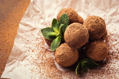 Çikolata, kakao tozu ile trüf çikolata şekerleme. Ev yapımı taze enerji topları çikolata ile. Gurme muhtelif tarafından yapılan yer mantarı chocolatier. Çikolata ve kahve fasulye topakları