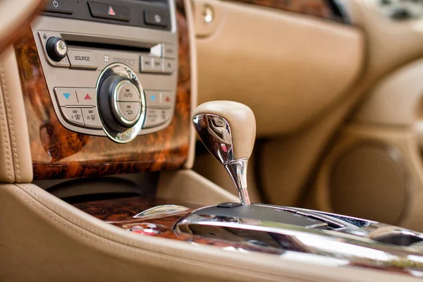 Vinnitsa, Ukrajina - říjen 06, 2013.Jaguar Xk koncept auto. Červená superauta, Sportcar, luxusní auto. Převodovka, do vozu, otáčkoměr, palubní desky, interiér vozu, logo Jaguar — Stock fotografie