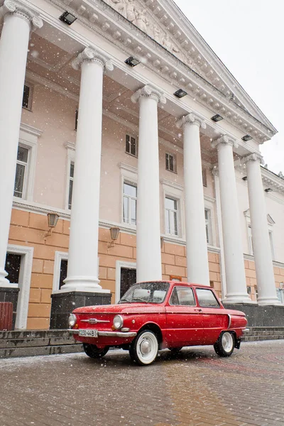 Vinnitsa, Ukraine - 09 février 2013.Vieille voiture rouge vintage soviétique "Zaporozhets ZAZ 968" dans les rues de Vinnitsa.Voiture rétro, voiture de ville supermini Zaporozhets. L'héritage de l'ère soviétique . — Photo