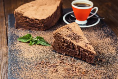 Şeker, çikolata kek kesilmiş parça ve gri arka plan, portre, karanlık çikolatalı kek, lezzetli vejetaryen çikolatalı kek, lezzetli çikolatalı kek ahşap arka plan üzerinde bıçak ile çikolatalı kek