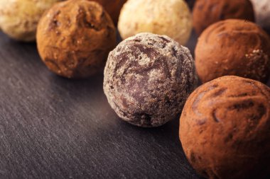 Çikolata, kakao tozu ile trüf çikolata şekerleme. Ev yapımı taze enerji topları çikolata ile. Gurme muhtelif tarafından yapılan yer mantarı chocolatier. Çikolata ve kahve çekirdekleri, kopya alanı parçaları