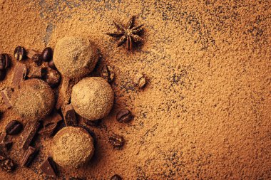 Çikolata, kakao tozu ile trüf çikolata şekerleme. Ev yapımı taze enerji topları çikolata ile. Gurme muhtelif tarafından yapılan yer mantarı chocolatier. Çikolata ve kahve fasulye topakları