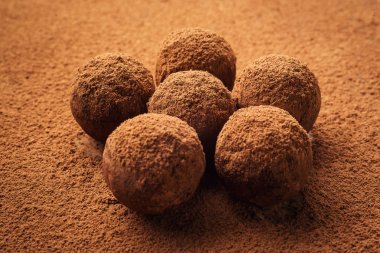 Çikolata, kakao tozu ile trüf çikolata şekerleme. Ev yapımı taze enerji topları çikolata ile. Gurme muhtelif tarafından yapılan yer mantarı chocolatier. Çikolata ve kahve fasulye topakları