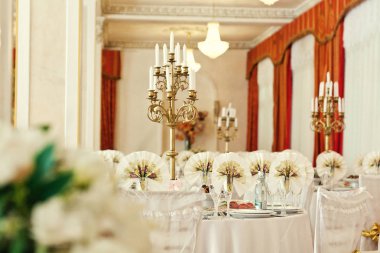 Odessa, Ukrayna - Mayıs 25,2013.beautifully dekore düğün, inanılmaz lüks kutlamak için Restoran salonu dekore düğün töreni, restoranda yemek yer. Lüks konsepti