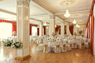 Odessa, Ukrayna - Mayıs 25,2013.beautifully dekore düğün, inanılmaz lüks kutlamak için Restoran salonu dekore düğün töreni, restoranda yemek yer. Lüks konsepti