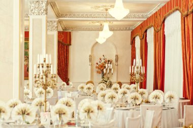 Odessa, Ukrayna - Mayıs 25,2013.beautifully dekore düğün, inanılmaz lüks kutlamak için Restoran salonu dekore düğün töreni, restoranda yemek yer. Lüks konsepti