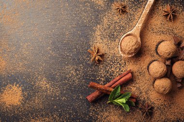 Çikolata, kakao tozu ile trüf çikolata şekerleme. Ev yapımı taze enerji topları çikolata ile. Gurme muhtelif tarafından yapılan yer mantarı chocolatier. Çikolata ve kahve fasulye topakları