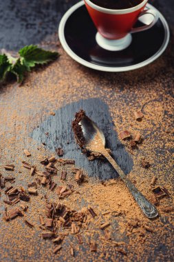 Şeker ve fincan kahve, bir kesme parça ve gri arka plan, portre, karanlık çikolatalı kek, vegan çikolatalı kek, lezzetli çikolatalı kek ahşap arka plan üzerinde bıçak ile çikolatalı kek ile çikolatalı kek