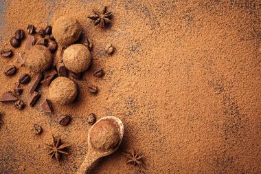 Çikolata, kakao tozu ile trüf çikolata şekerleme. Ev yapımı taze enerji topları çikolata ile. Gurme muhtelif tarafından yapılan yer mantarı chocolatier. Çikolata ve kahve fasulye topakları