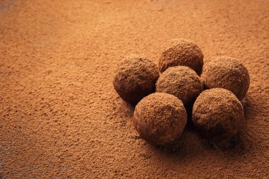 Çikolata, kakao tozu ile trüf çikolata şekerleme. Ev yapımı taze enerji topları çikolata ile. Gurme muhtelif tarafından yapılan yer mantarı chocolatier. Çikolata ve kahve fasulye topakları