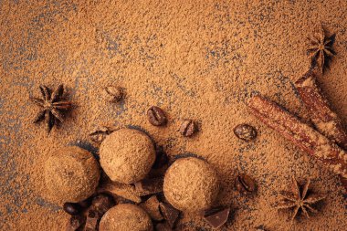 Çikolata, kakao tozu ile trüf çikolata şekerleme. Ev yapımı taze enerji topları çikolata ile. Gurme muhtelif tarafından yapılan yer mantarı chocolatier. Çikolata ve kahve fasulye topakları