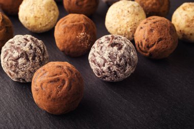 Çikolata, kakao tozu ile trüf çikolata şekerleme. Ev yapımı taze enerji topları çikolata ile. Gurme muhtelif tarafından yapılan yer mantarı chocolatier. Çikolata ve kahve fasulye topakları