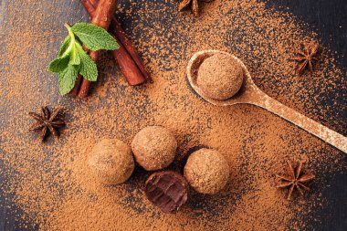 Çikolata, kakao tozu ile trüf çikolata şekerleme. Ev yapımı taze enerji topları çikolata ile. Gurme muhtelif tarafından yapılan yer mantarı chocolatier. Çikolata ve kahve fasulye topakları