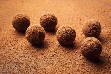 Çikolata, kakao tozu ile trüf çikolata şekerleme. Ev yapımı taze enerji topları çikolata ile. Gurme muhtelif tarafından yapılan yer mantarı chocolatier. Çikolata ve kahve fasulye topakları