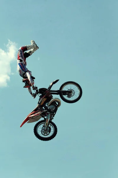 Kiev, Ucraina-28 aprile 2012.Red Bull X-Fighters Exhibition Tour. Freestyle Motocross. Lo sportivo compie un trucco, i motociclisti fanno un salto al trial show — Foto Stock