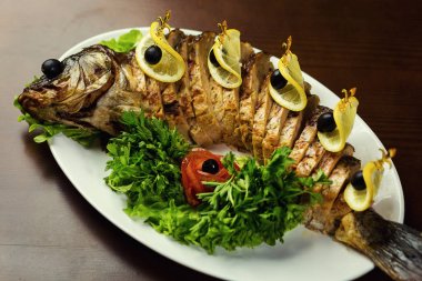 Gefilte balık Gefilte balığı tabak portre üzerinde. Limon ile lezzetli doldurulmuş sazan. Doldurulmuş sazan balık. Marul yaprakları ile doldurulmuş balık. 