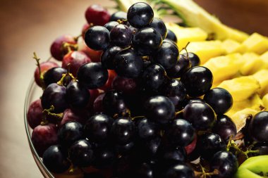 Bir tabak, egzotik meyveler, ananas, üzüm, portakal ve kivi, meyve meyve dilimleme, çok lezzetli meyve, beslenme alışkanlıkları, sağlıklı diyet gıda