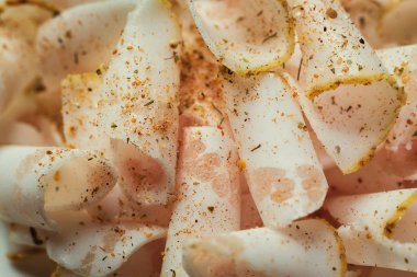 İnce bir plaka, Ukraynalı salo, Ukrayna yemeği yağ dilimlenmiş. Salo iştah açıcı dilim, lezzetli domuz yağı baharatlar ile dilimlenmiş. Et tabağı