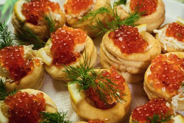 Tartı ile kırmızı havyar, tartı kırmızı havyar ile kapatın. Doldurma tartlets kırmızı havyar, gurme gıda, iştah açıcı, aperatifler, mascarpone
