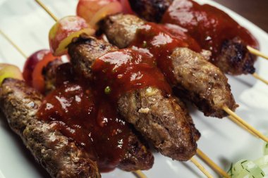 Luleh kebap, geleneksel Doğu çanak. etnik tarzı. Seçici focus.caucasian Luleh sebze, beyaz Luleh kebap kebabı 