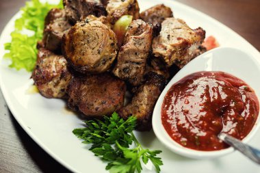 Lezzetli ızgara domuz eti et ve kebap, ızgara et, kebab. ızgara et parçaları, ızgara et sosu, lezzetli et ızgara.