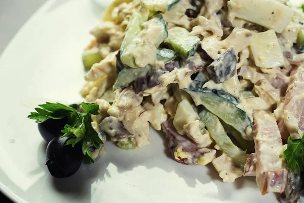 Салат з м'ясом, грибами та огірками та оливками, смачний салат у рекреаторі — стокове фото