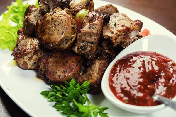 Deliziosa carne di maiale alla griglia e kebab, Carne alla griglia, Shashlik. pezzi di carne alla griglia, Carne alla griglia con sugo, gustosa carne alla griglia — Foto Stock