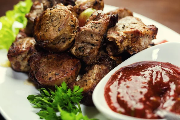 Deliziosa carne di maiale alla griglia e kebab, Carne alla griglia, Shashlik. pezzi di carne alla griglia, Carne alla griglia con sugo, gustosa carne alla griglia — Foto Stock