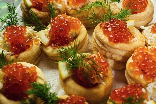 Tartlet con caviar rojo, Tartlet con caviar rojo de cerca. Snacks con caviar rojo, comida gourmet, aperitivo, El relleno de tartaletas de mascarpone — Foto de Stock