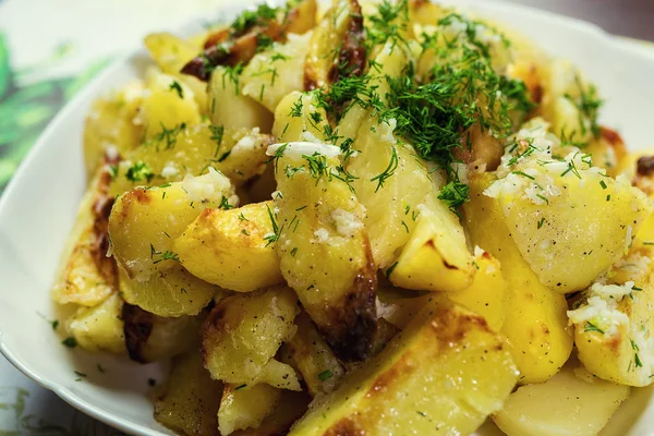 Burgonya. Sült burgonyával. Amerikai burgonya, só, bors és kömény. Pirított héjas steakburgonya finom ropogós. Fűszeres sült burgonya — Stock Fotó