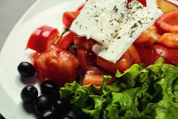 Görög saláta, friss zöldség, feta sajt és fekete olajbogyó, friss a görög saláta egy tálba, felülnézet — Stock Fotó