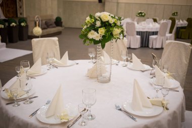 Düğün masa, düğün masa ayarlarını plaka. Çiçek aranjmanları ile dekore edilmiş tablo düğün, düğün. Banquet.Wedding çiçek kompozisyon Konuklar tablolar için