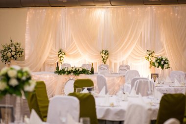 Düğün masa, düğün masa ayarlarını plaka. Çiçek aranjmanları ile dekore edilmiş tablo düğün, düğün. Banquet.Wedding çiçek kompozisyon Konuklar tablolar için