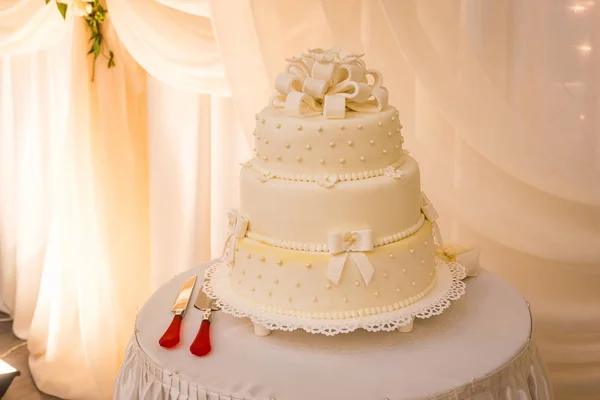 White wedding cake,a multi level white wedding cake,Elegant beautiful wedding cake